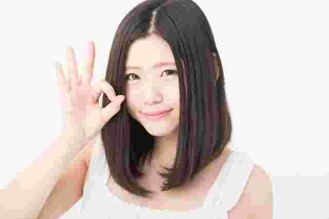 OKマークをする女性