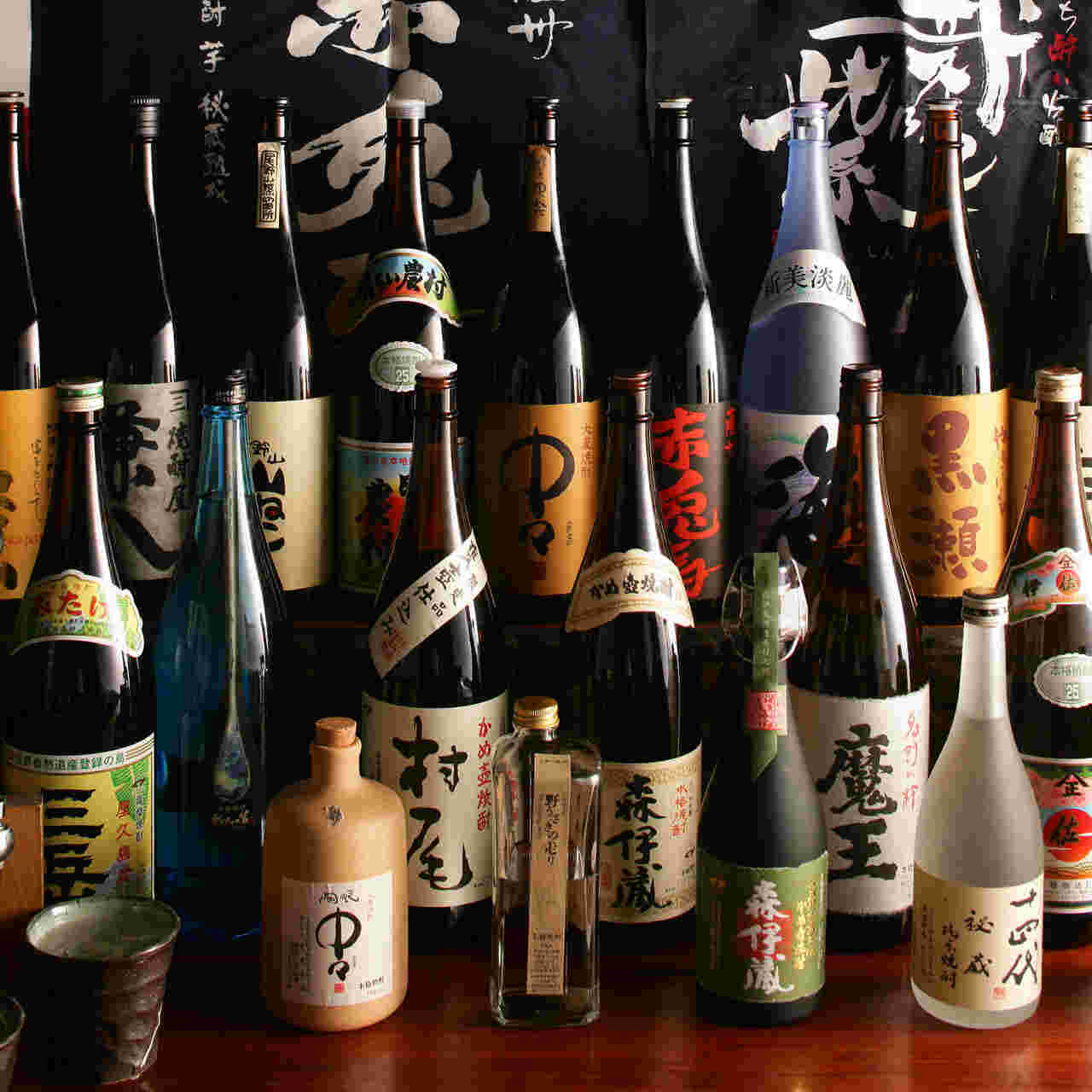 いろんな種類の焼酎が並んでいる