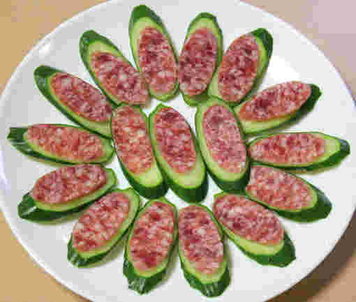 スライスきゅうりの上にサラミが乗っている