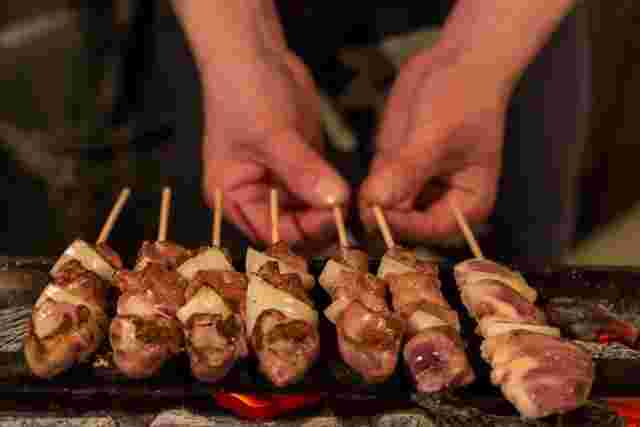 焼き鳥を焼いている様子