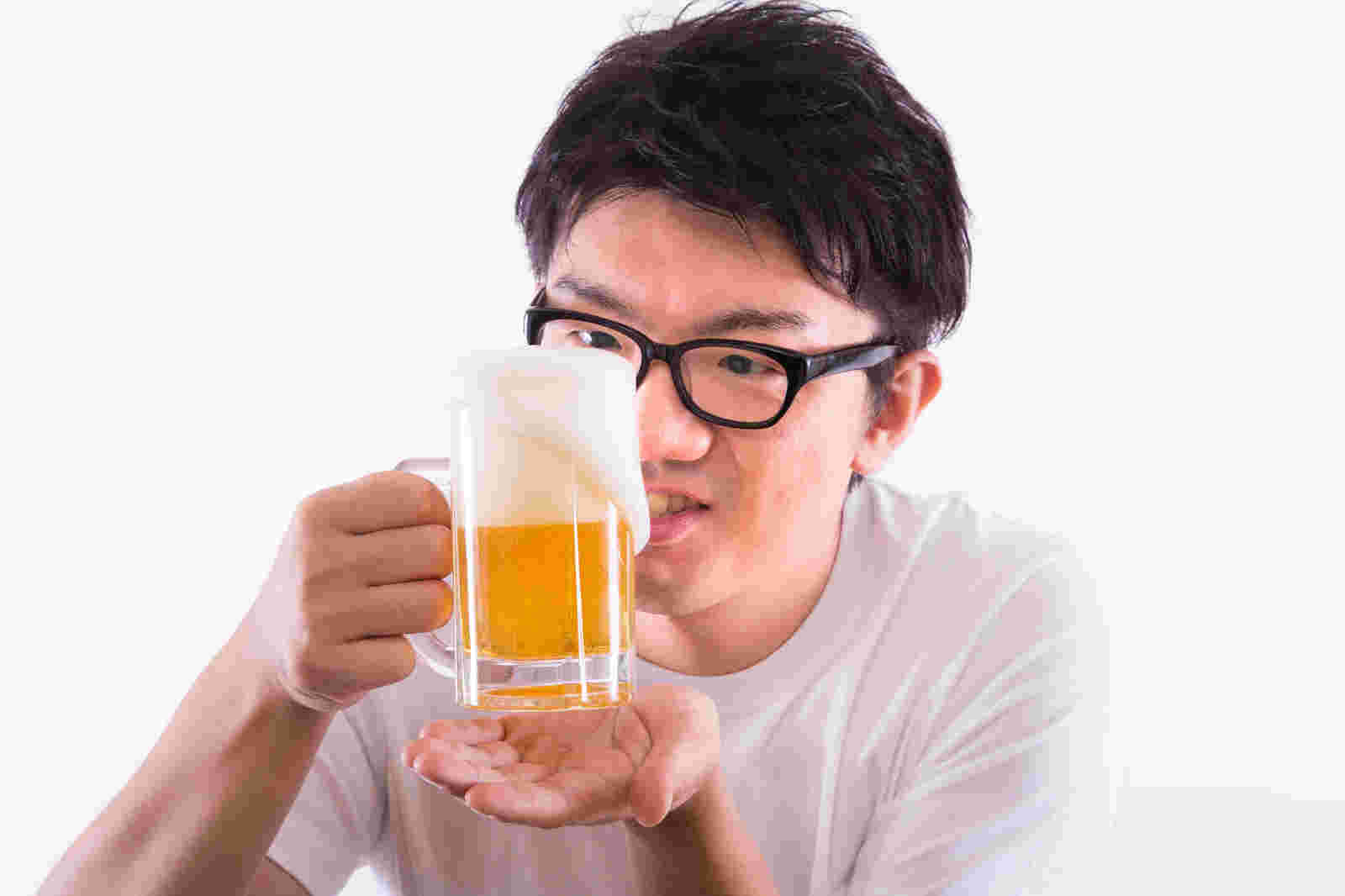 ビールを持っている男性