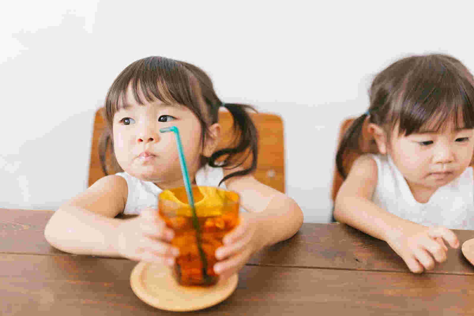 飲み物を飲んでいる子供