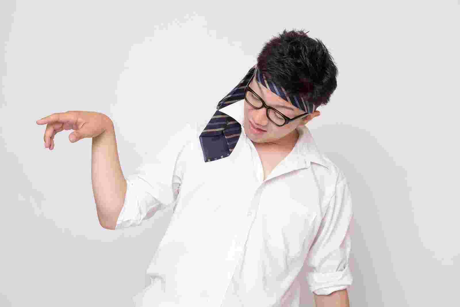 ネクタイを頭に巻いて酔っ払っている男性
