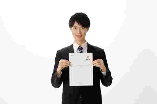 履歴書を持つ男性