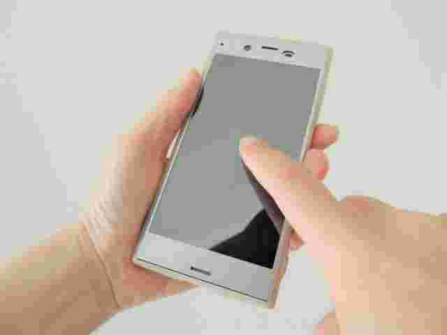 スマホを操作する手