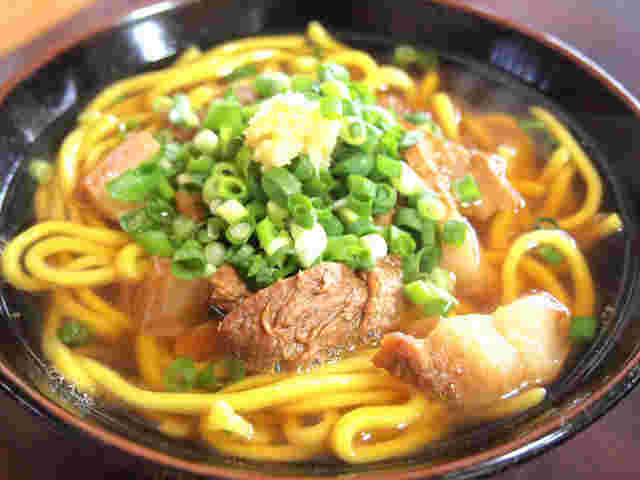 のりば食堂の「うこん麺の八重山そば」