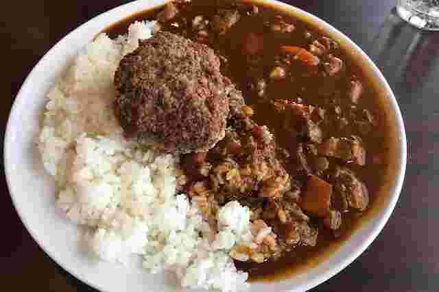肉山カレーにハンバーグをトッピング