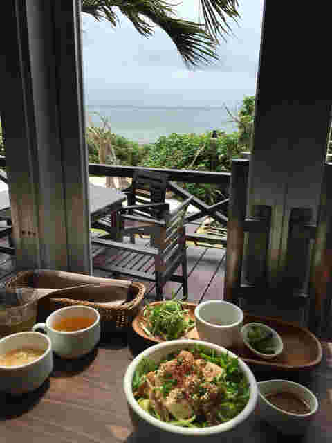 あぶりマグロと島豆腐のポキ丼と絶景
