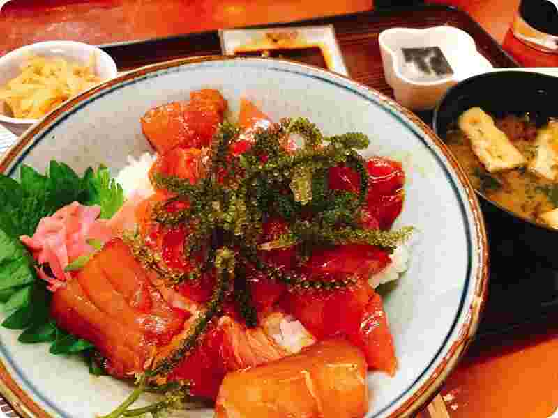 えいこ鮮魚店の新鮮な「まぐろ丼」