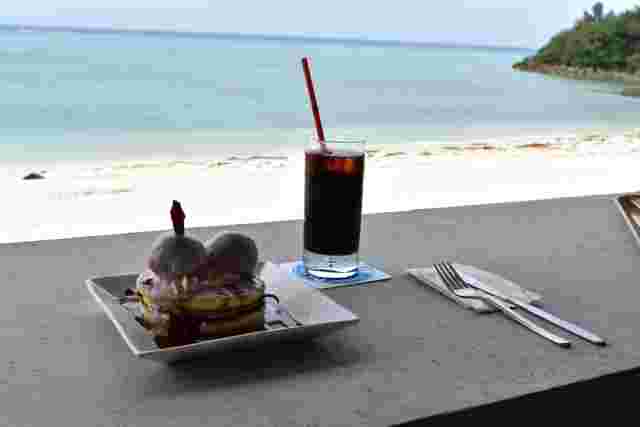 海を眺めるカフェ