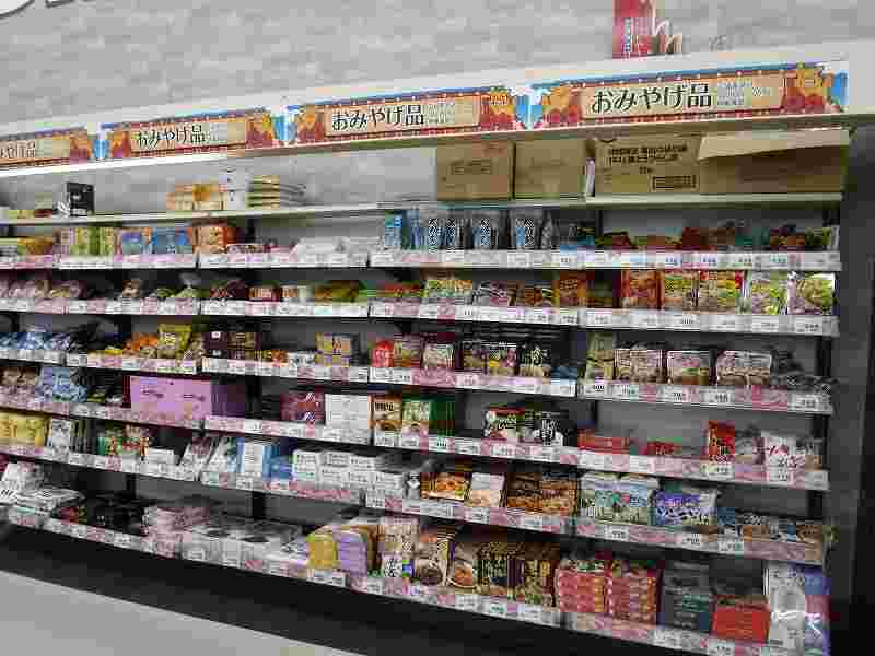スーパーのお土産物コーナー