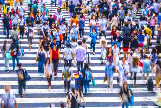 横断歩道を歩く人