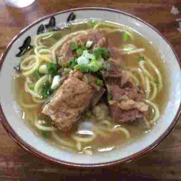 上品な味の「八重山そば」