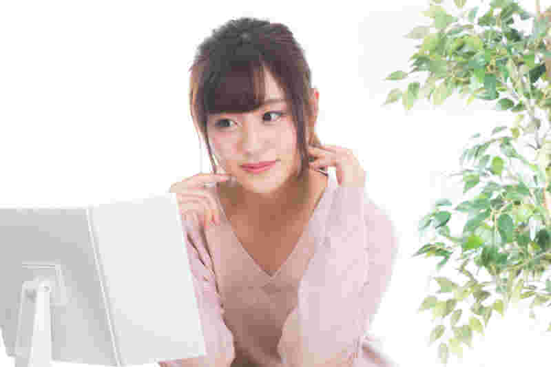 鏡を見る女性