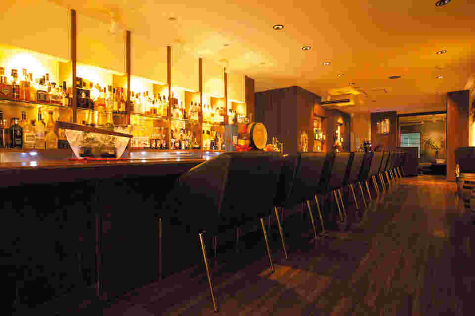 The bar 佐藤の店内の様子