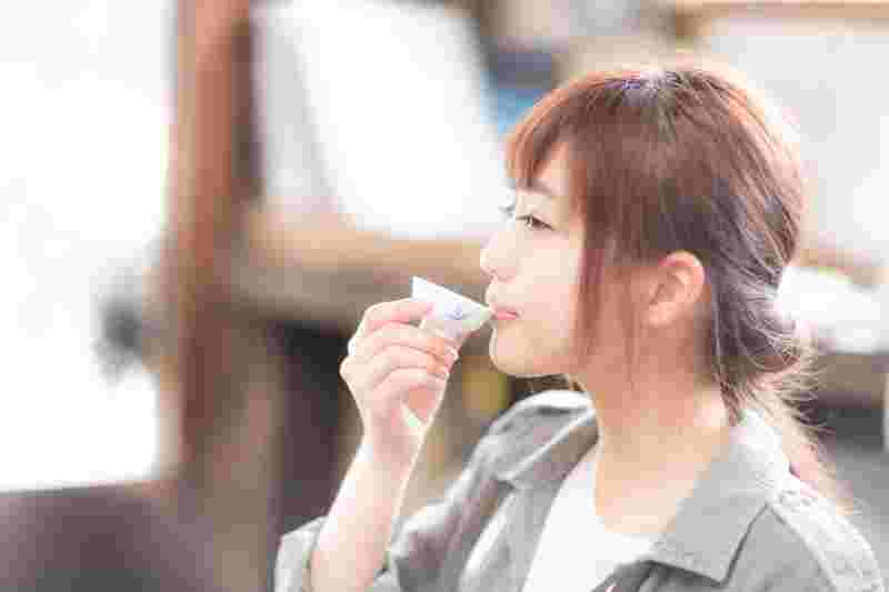 日本酒を飲む女性
