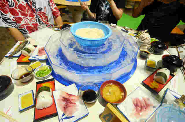 そうめん流しと料理が並ぶテーブル