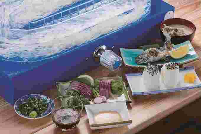そうめん流しと鯉の刺身などの料理