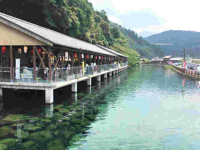 澄んだ湧水と綺麗な山々が見渡せるお店