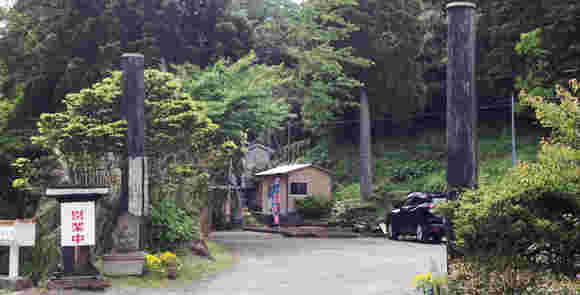 竹川峡へと続く木々に囲まれた道の入り口付近
