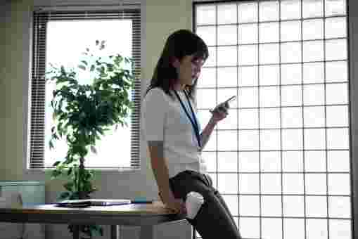 スマートフォンで確認中