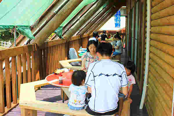 もくもく館で鹿児島そうめん流しを愉しむ家族