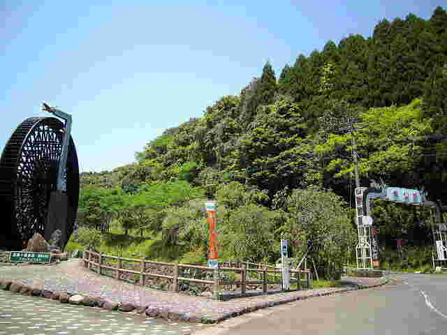 竜仙館の入り口と世界一の水車