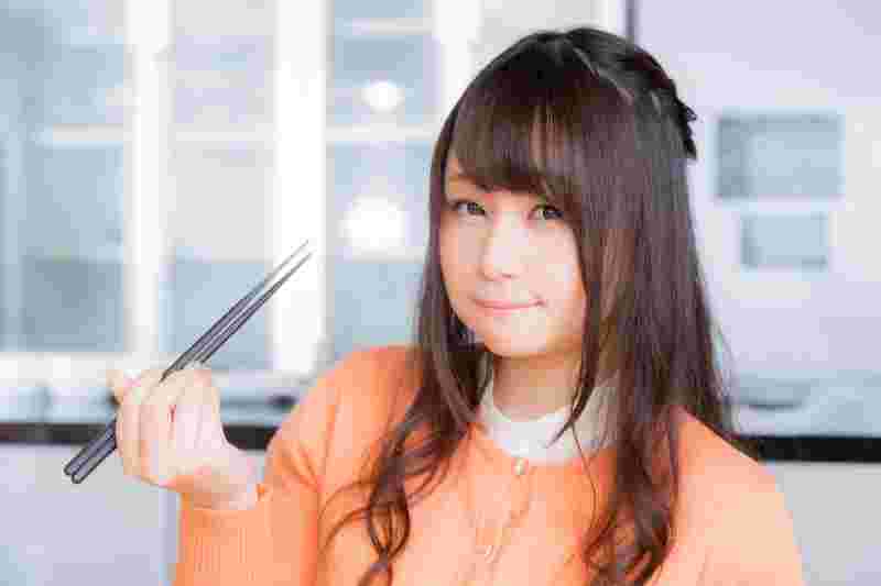 食事をする女性