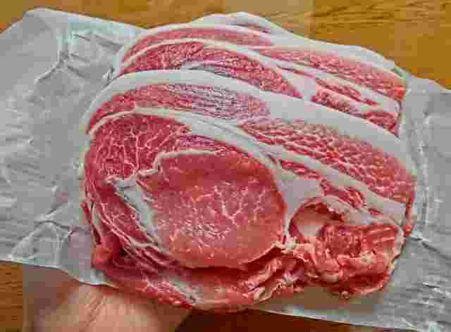 紙に包まれた新鮮な肉