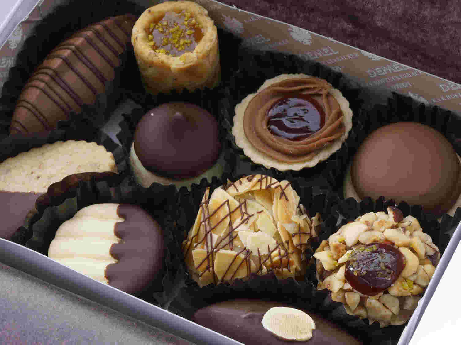 ナッツやチョコレートのかかったクッキー