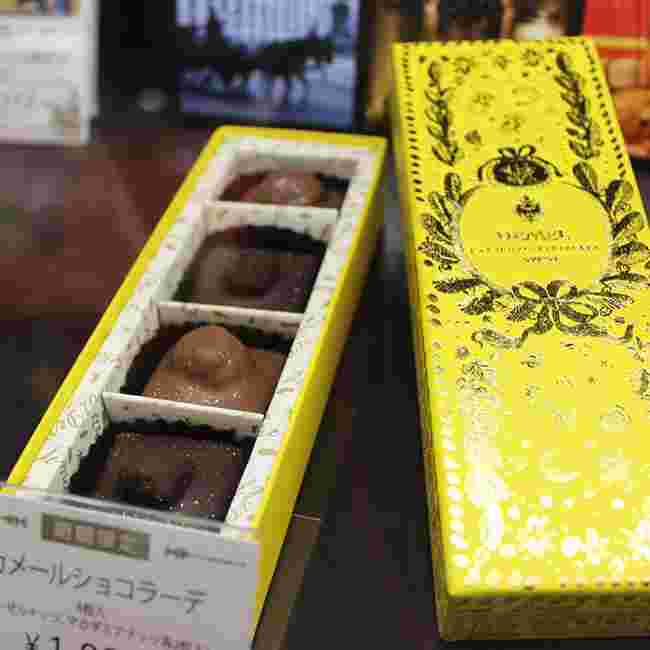 黄色い箱入りのチョコ