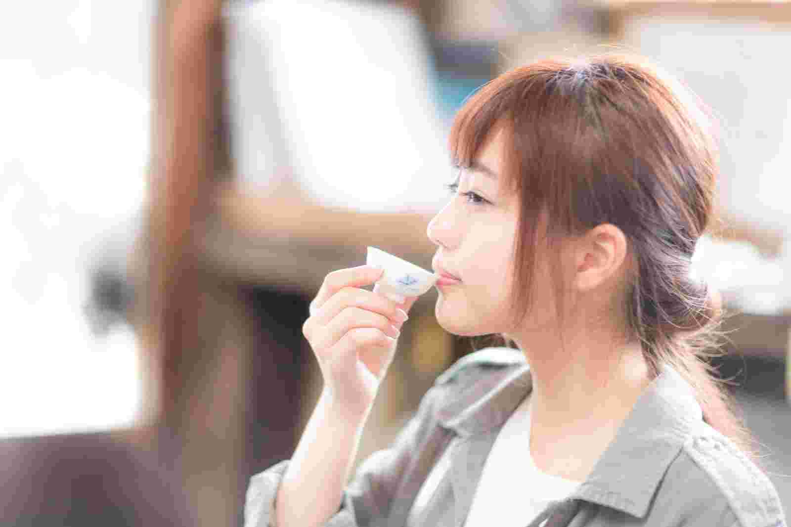 日本酒を飲む女性