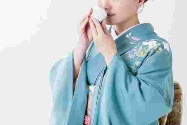 日本酒を飲む女性