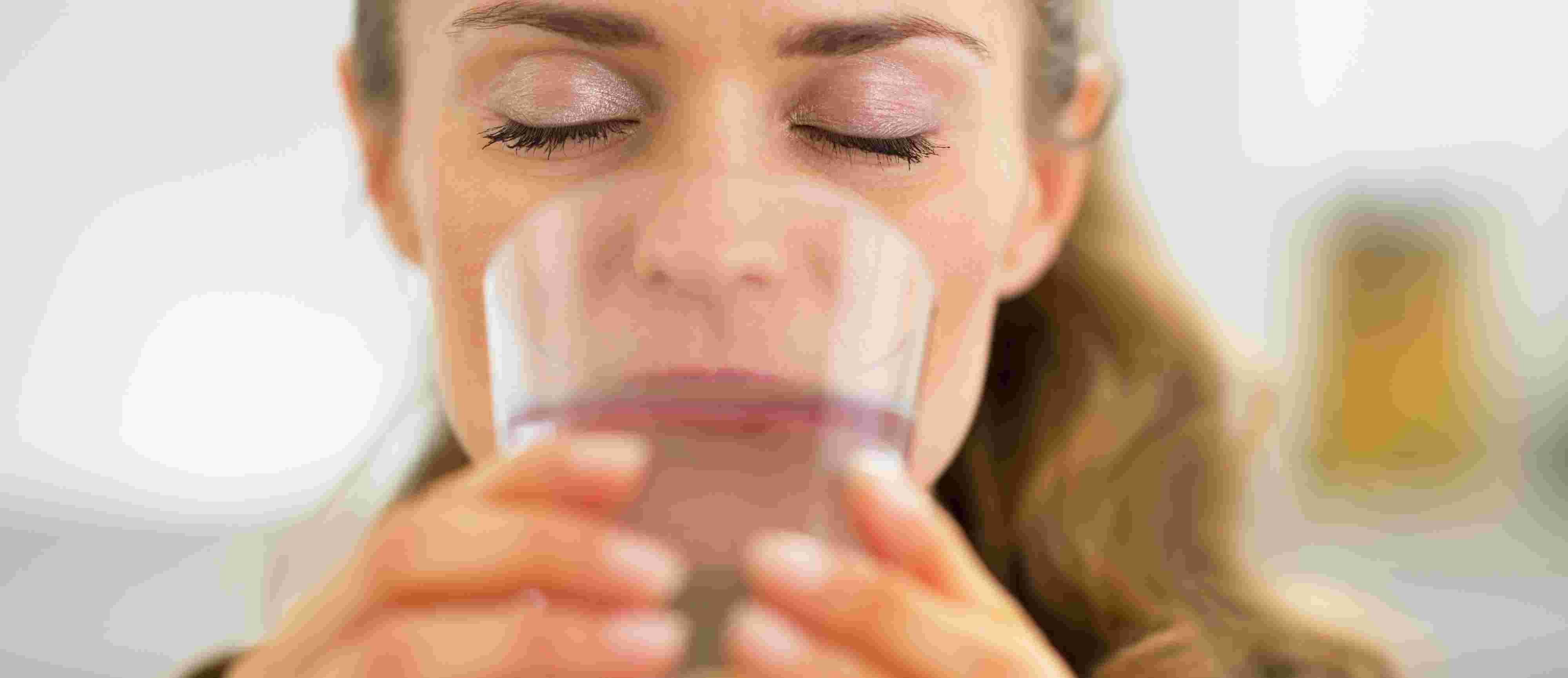 水を飲む女性