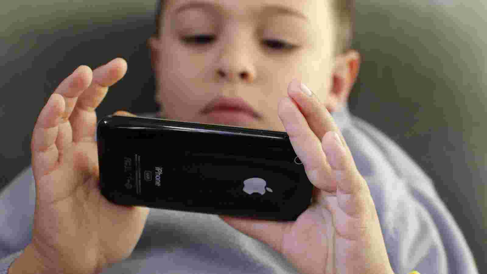 スマホ依存の子供のイメージ