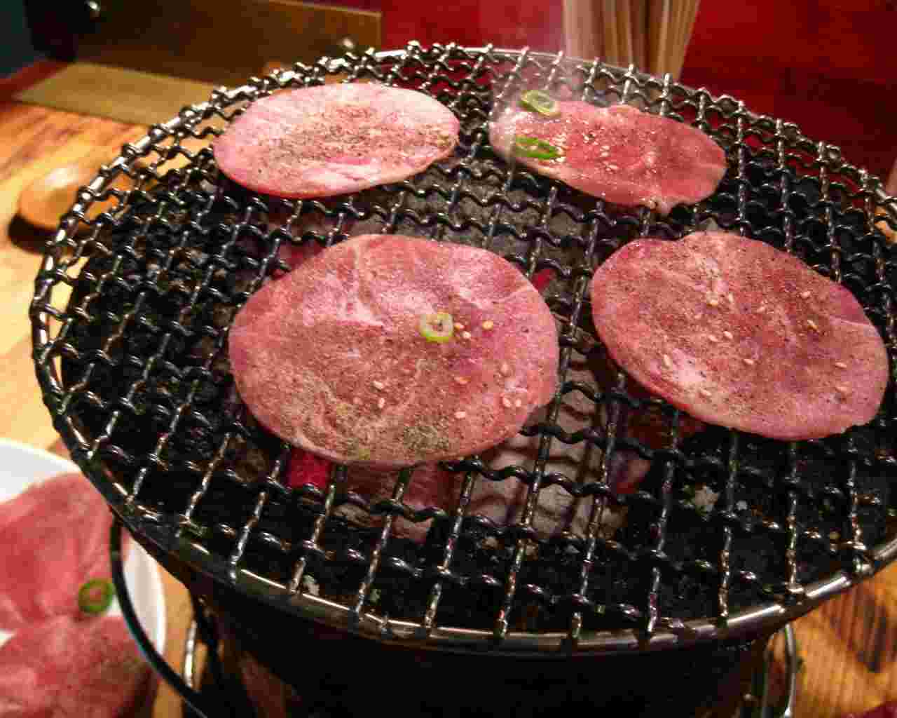タン塩を網の上で焼いている