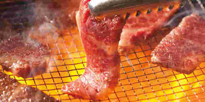 カルビを網の上で焼いている
