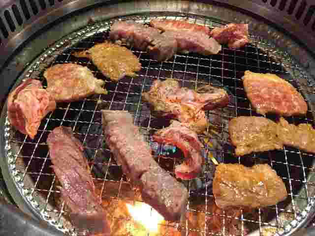 網の上で焼肉を焼いている