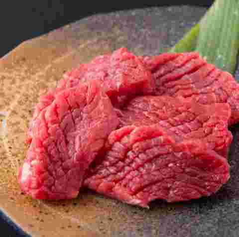 厚みのある肉が皿に盛られている