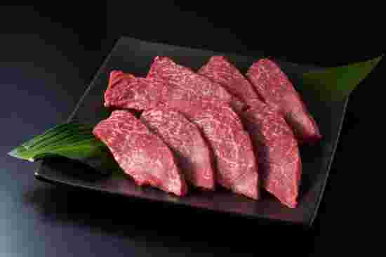 サシの入った肉が皿に盛られている