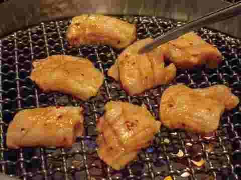 ミノが網の上で焼かれている
