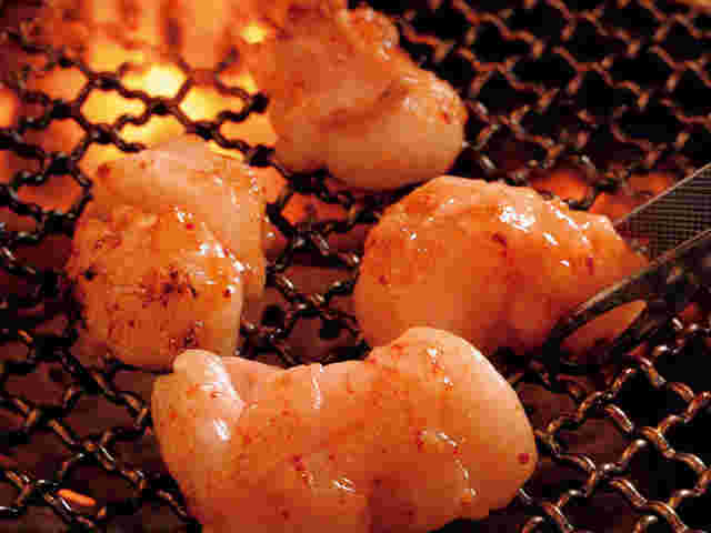 ホルモンが網の上で焼かれている
