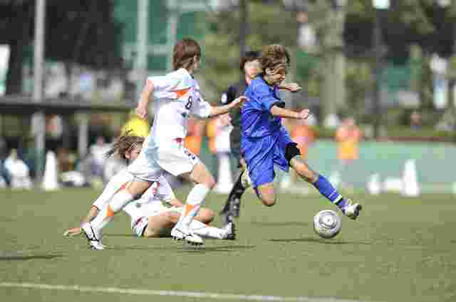 サッカーをする人達