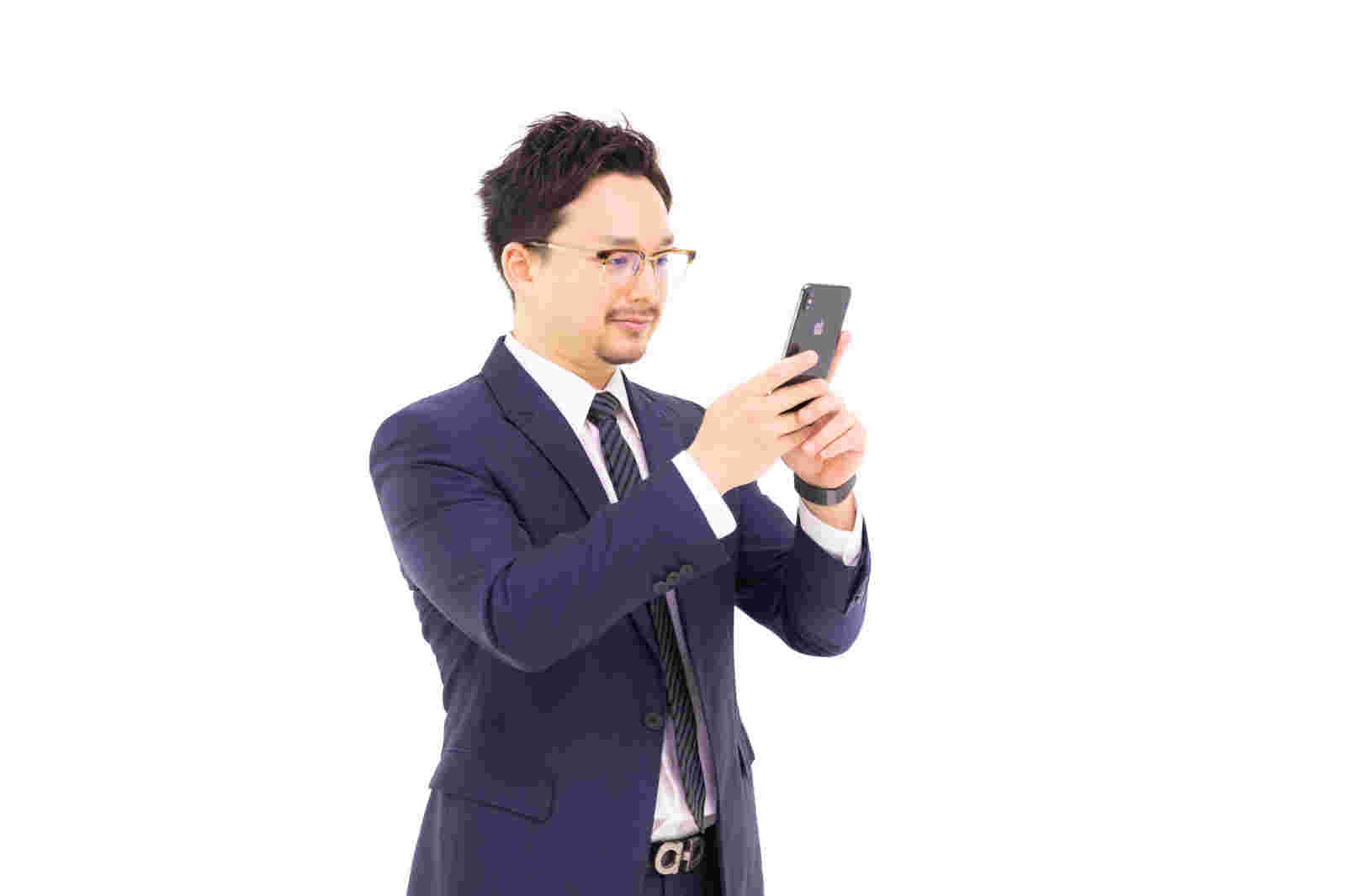 スマホを操作する男性