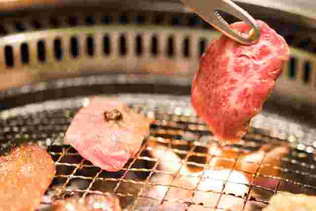 焼肉を網の上で焼く