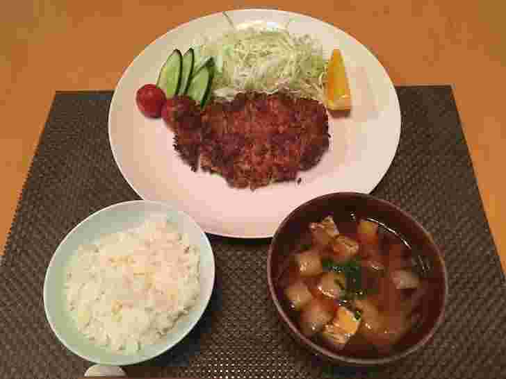 とんかつと味噌汁にごはんの定食