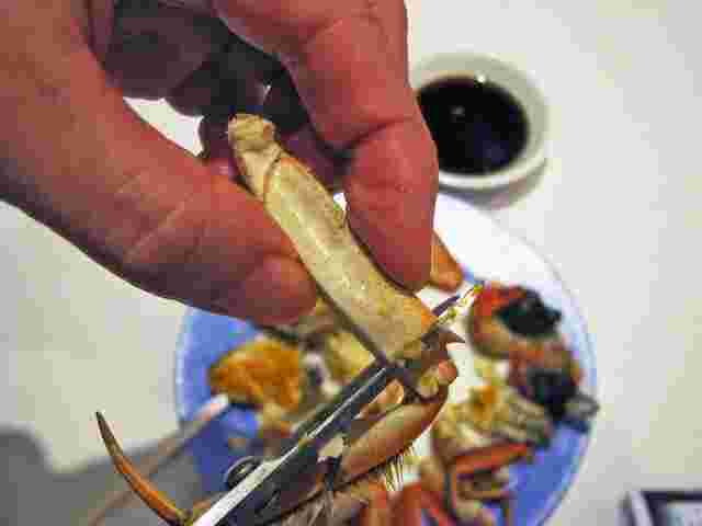 上海がにの脚を食べる
