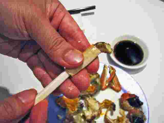 上海がにの脚を食べる