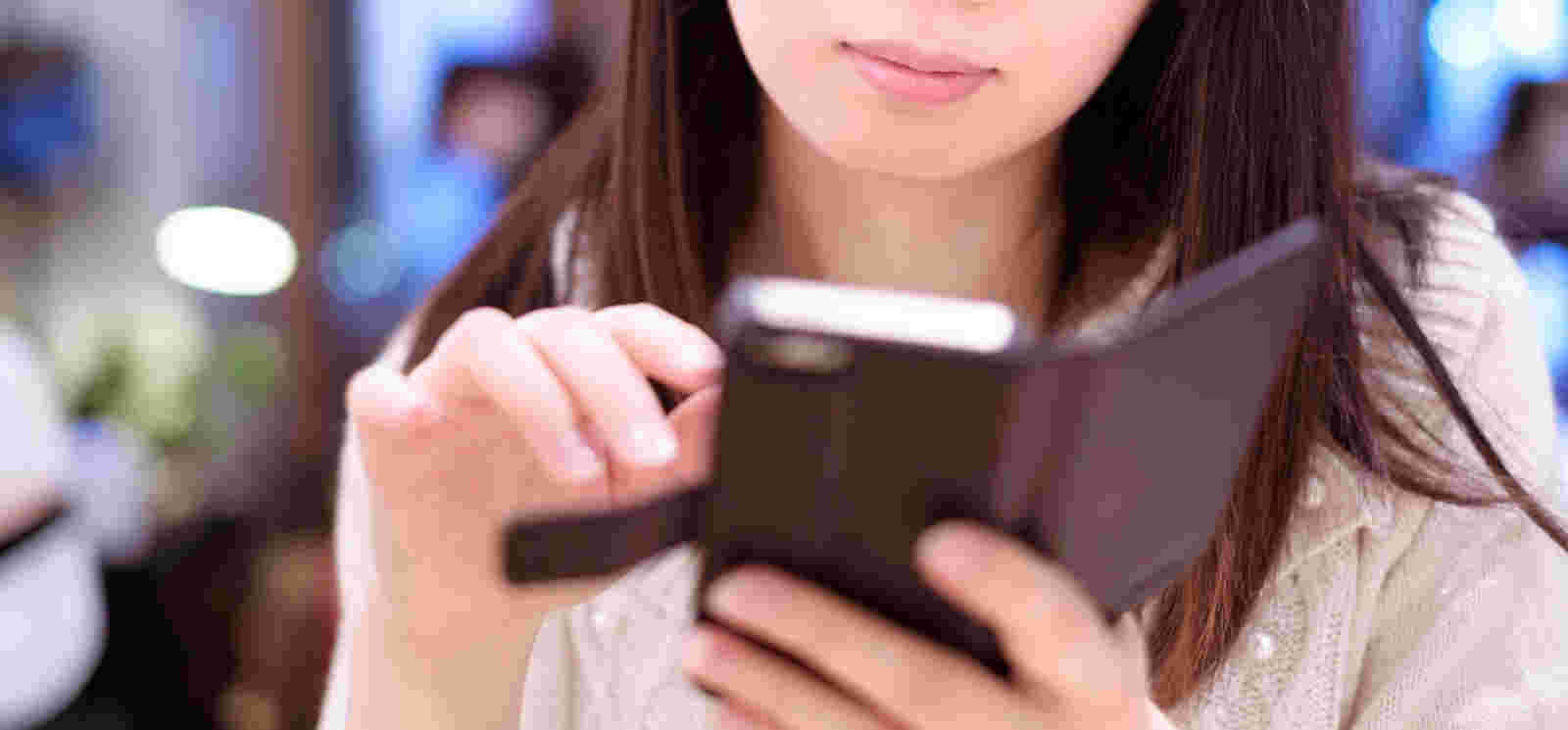 スマホをいじる女性