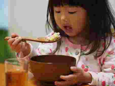 ご飯を食べている子